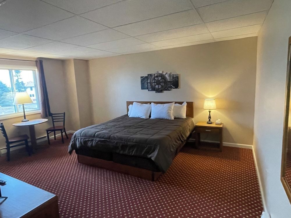 Fletchys Pictured Rocks Resort Deluxe Room, Beach View 2