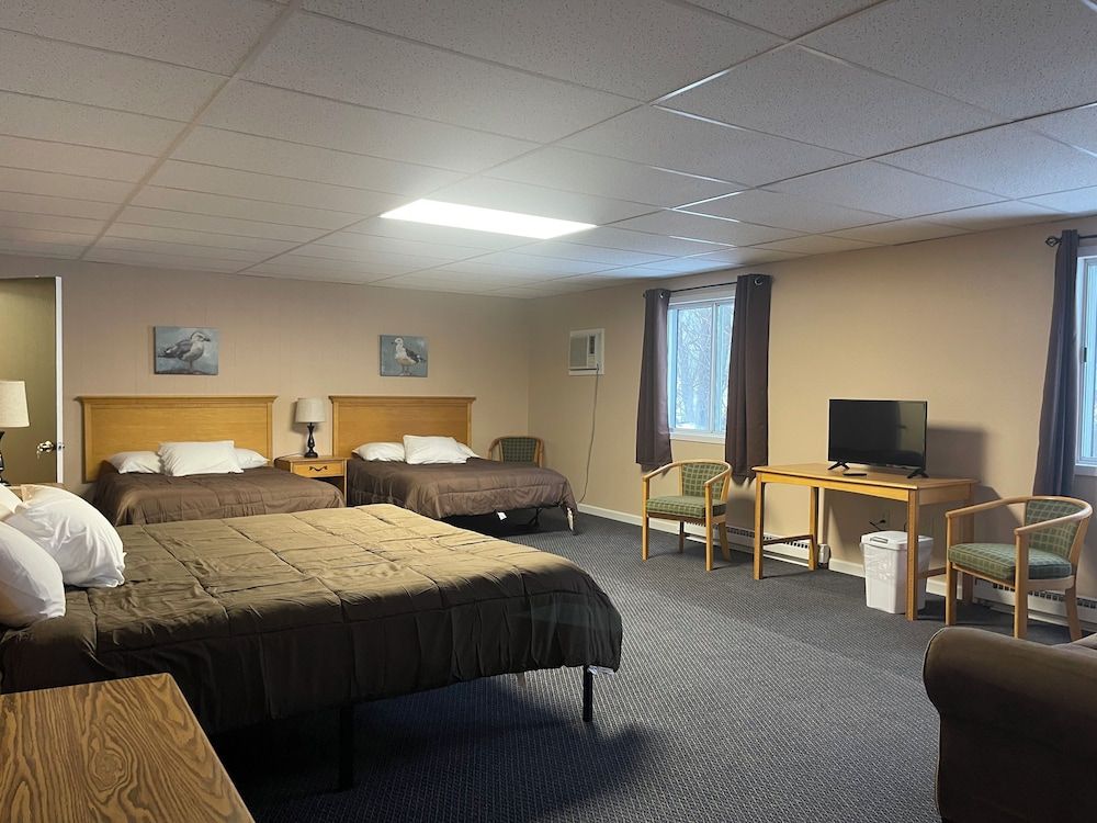 Fletchys Pictured Rocks Resort Superior Suite, Beach View 2