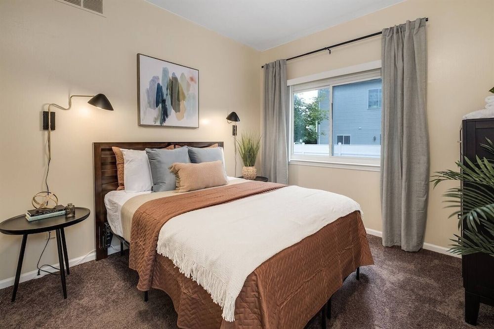 Stylish Sanctuary Near Emu: Ideal For Med Students 2 Bedroom Apts Apartment, 2 Bedrooms