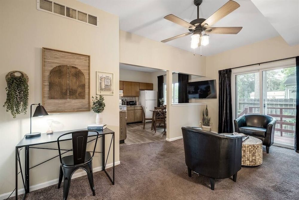 Stylish Sanctuary Near Emu: Ideal For Med Students 2 Bedroom Apts