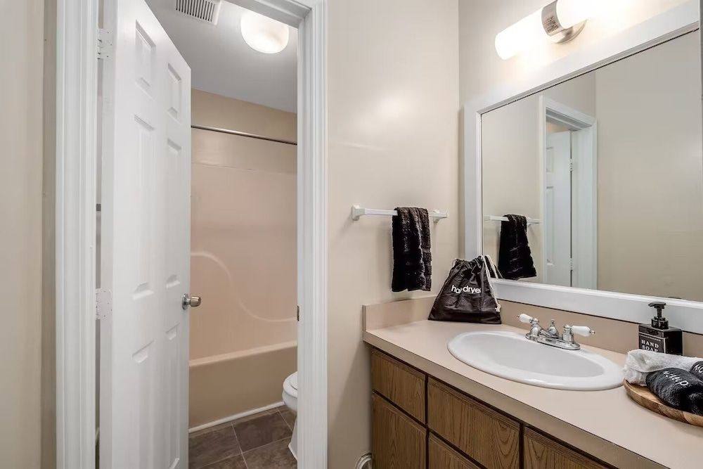 Stylish Sanctuary Near Emu: Ideal For Med Students 2 Bedroom Apts Apartment, 2 Bedrooms 3