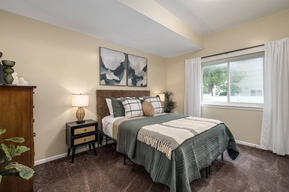 Stylish Sanctuary Near Emu: Ideal For Med Students 2 Bedroom Apts Apartment, 2 Bedrooms 2