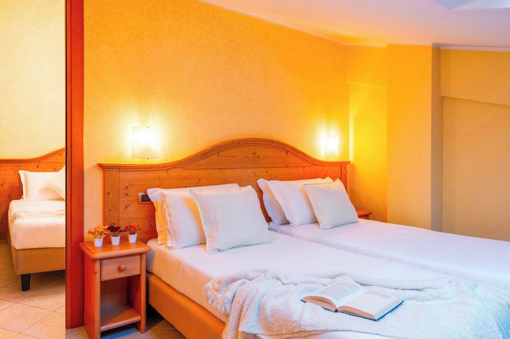 Hotel Tiffany's Family Room with Balcony