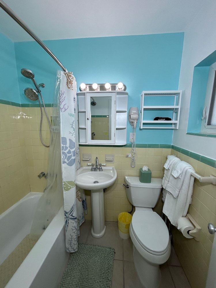 Bahama Beach Club Pompano Comfort Apartment, 1 King Bed with Sofa bed, Resort View, Beachfront 3