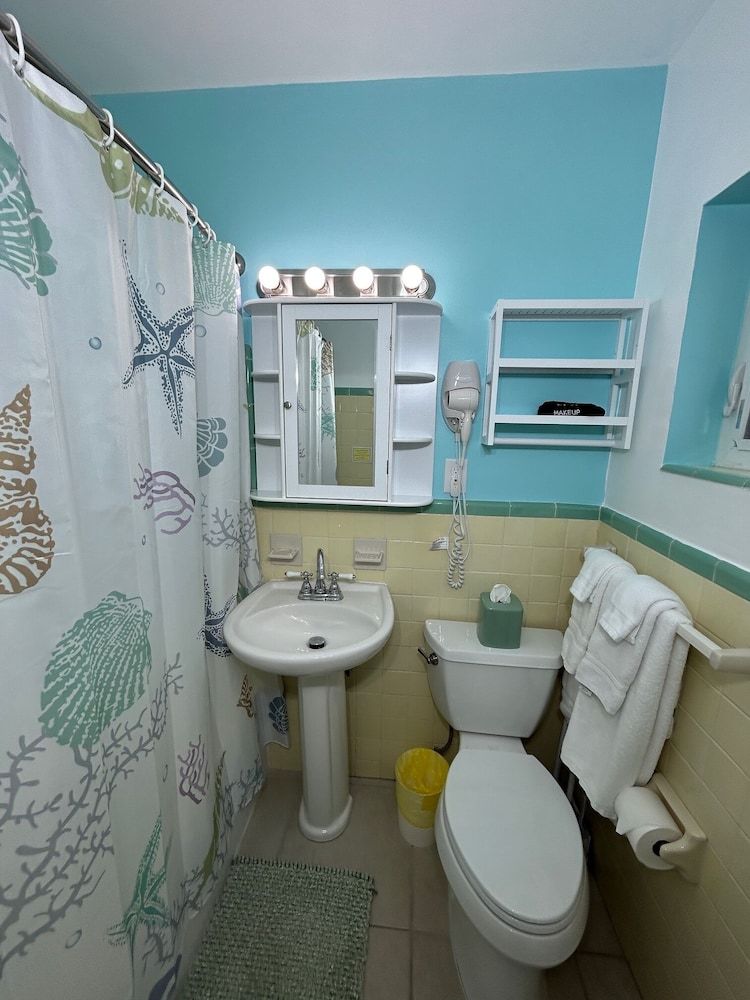 Bahama Beach Club Pompano Comfort Apartment, 1 King Bed with Sofa bed, Resort View, Beachfront 4