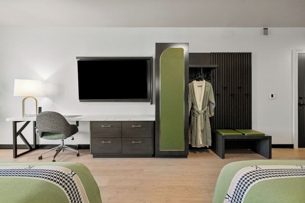 Hotel Káterina Boutique two Queen Roll-In Shower 5