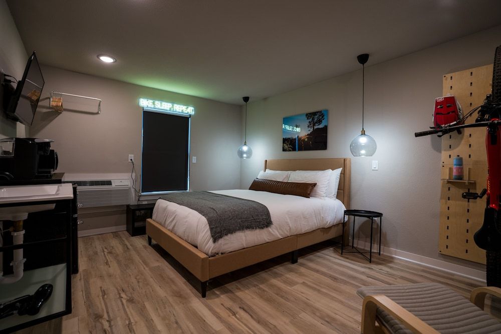 The Bike Inn #5 Hobbs State Park, Single Room 2