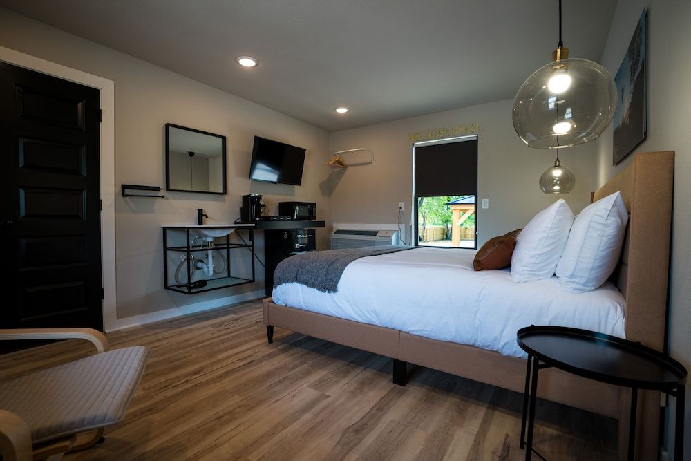 The Bike Inn #5 Hobbs State Park, Single Room 3