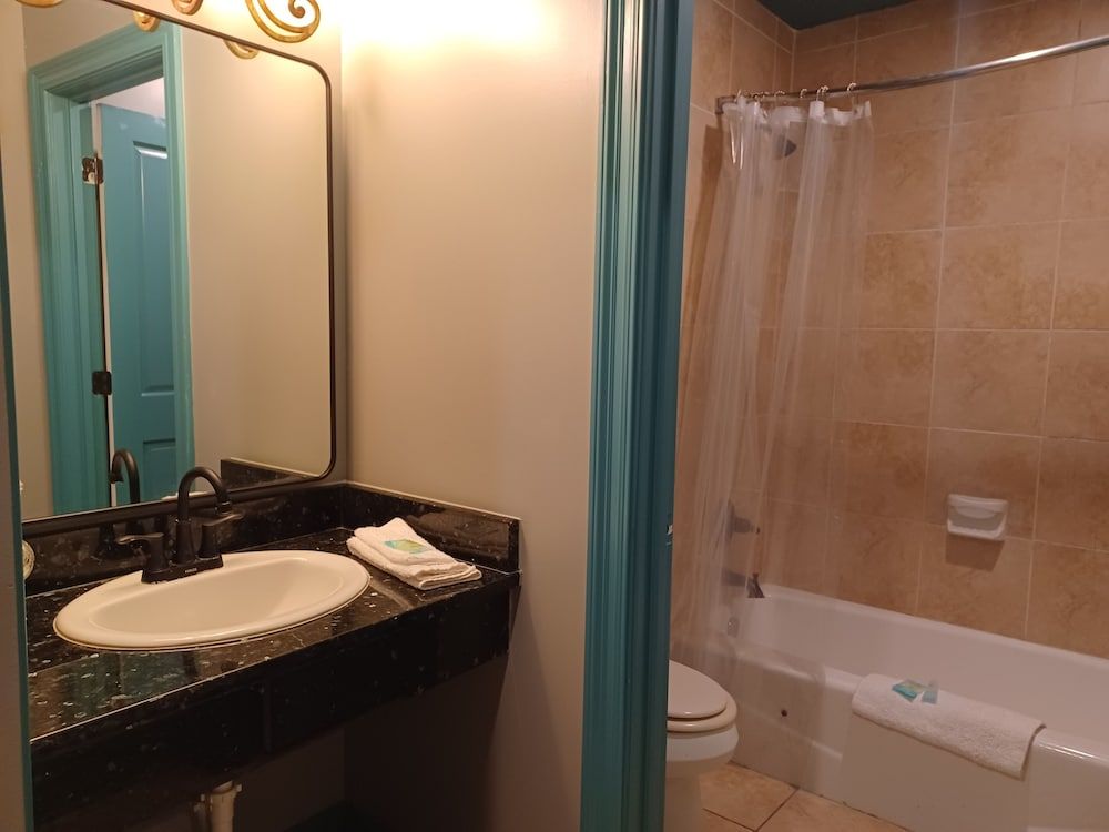 Natchez Manor Bed & Breakfast Berry Room 6