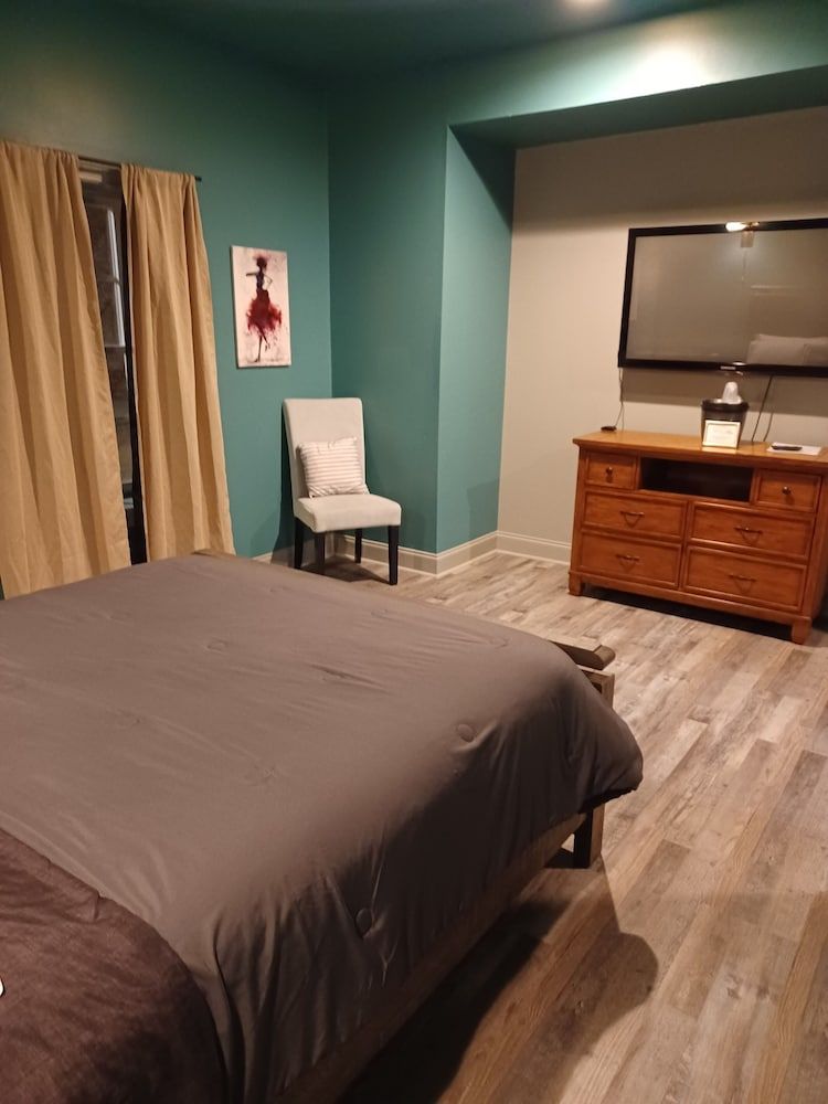 Natchez Manor Bed & Breakfast Berry Room