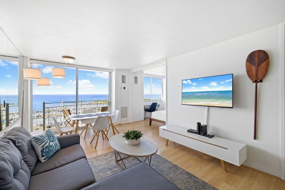 Ilikai Marina 1Bedroom Apartment, 1 Queen Bed with Sofa bed, Kitchen, Ocean View 10