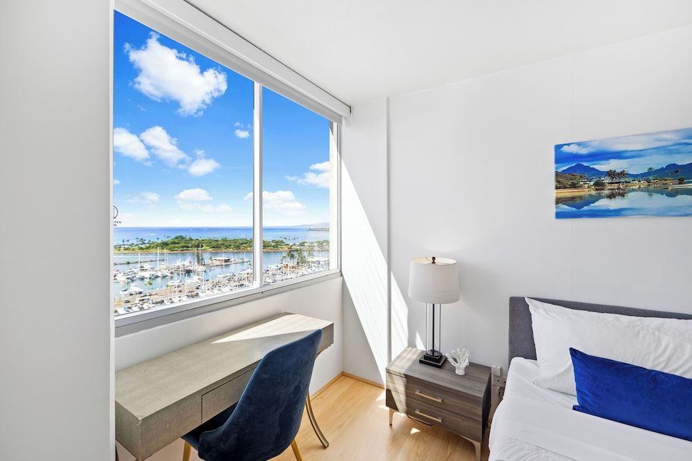 Ilikai Marina 1Bedroom Apartment, 1 Queen Bed with Sofa bed, Kitchen, Ocean View 3