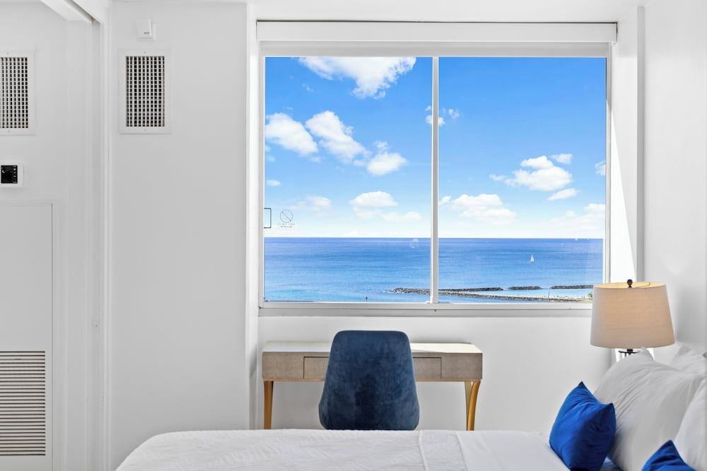 Ilikai Marina 1Bedroom Apartment, 1 Queen Bed with Sofa bed, Kitchen, Ocean View 9
