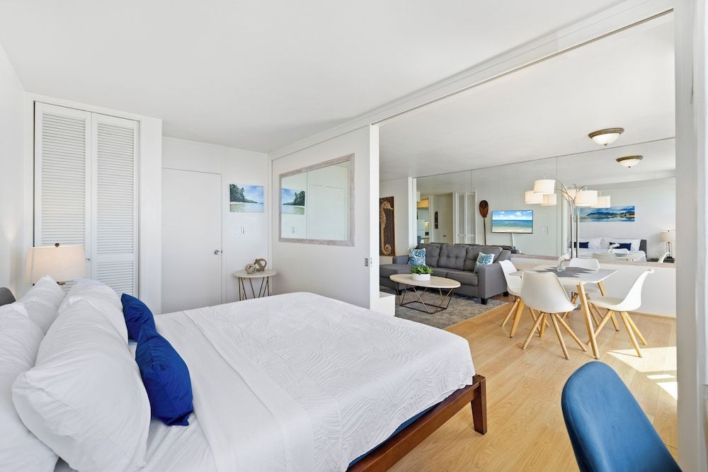 Ilikai Marina 1Bedroom Apartment, 1 Queen Bed with Sofa bed, Kitchen, Ocean View 4