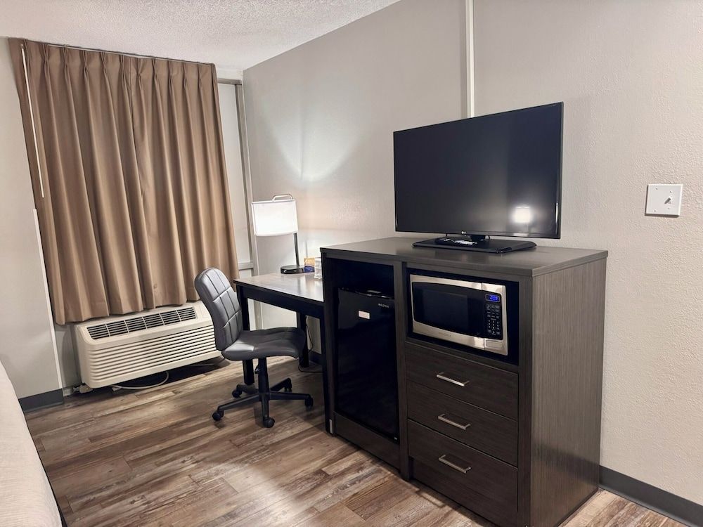 Super 8 By Wyndham Great Falls City Center Room, 1 King Bed, Non Smoking 5