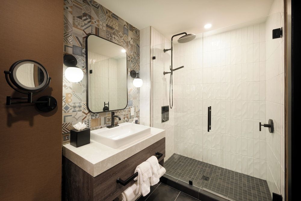 OS Hotel Junior Room, 1 King Bed, Non Smoking, City View 3