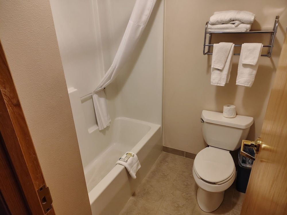 Western Executive Inn Family Studio Suite, 2 Queen Beds 4
