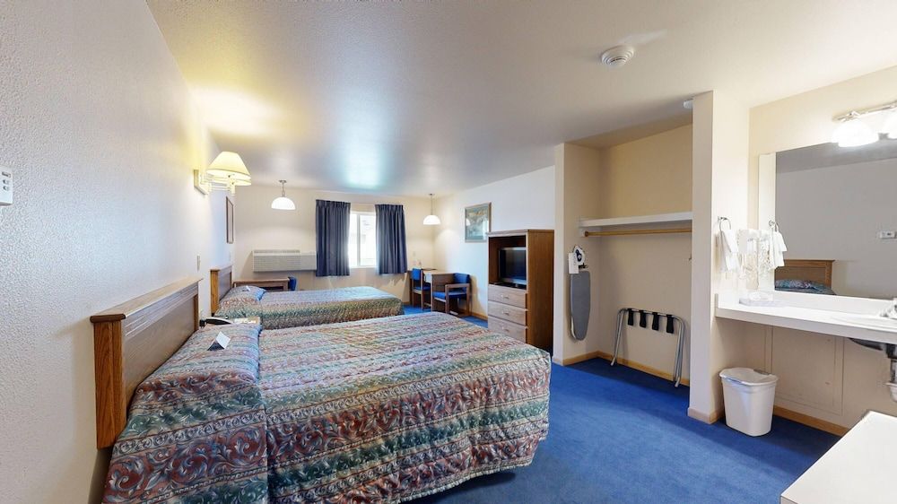 Western Executive Inn Deluxe Double Room 2