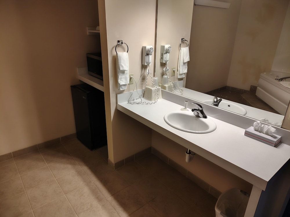 Western Executive Inn Family Studio Suite, 2 Queen Beds 3