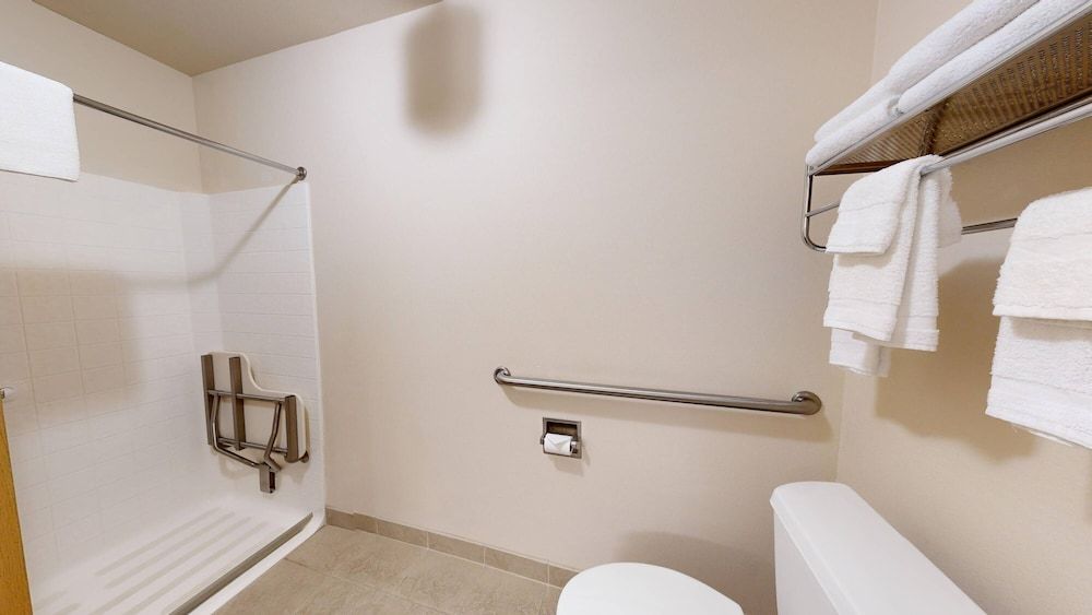 Standard Room, 1 Queen Bed, Roll-in Shower