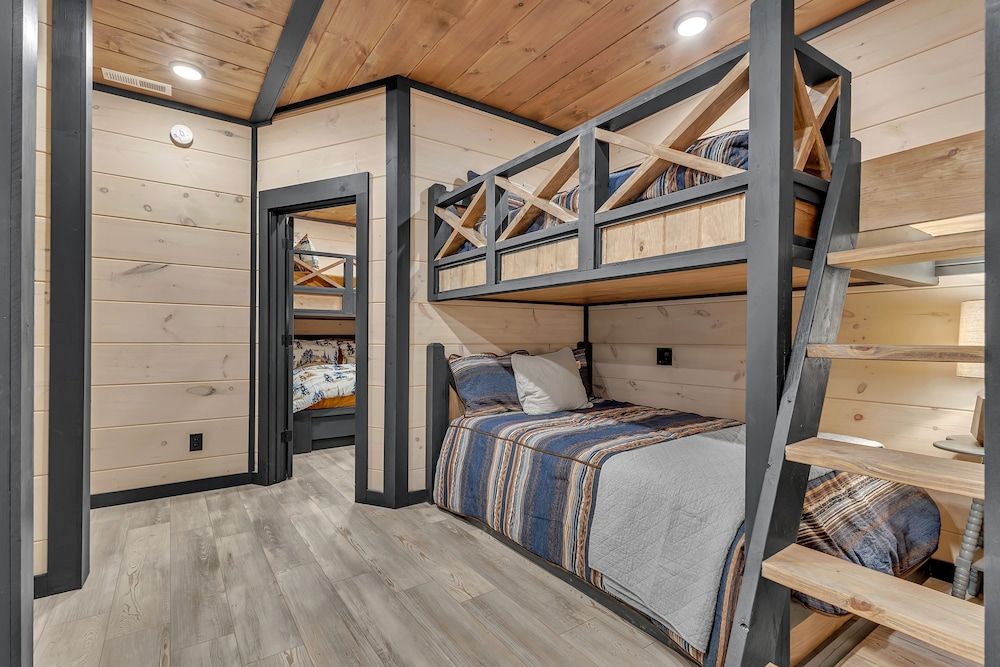 Smith Creek Resort Executive Cabin, 5 Bedrooms, Terrace, Mountain View (Private RoofTop Lounge) 3