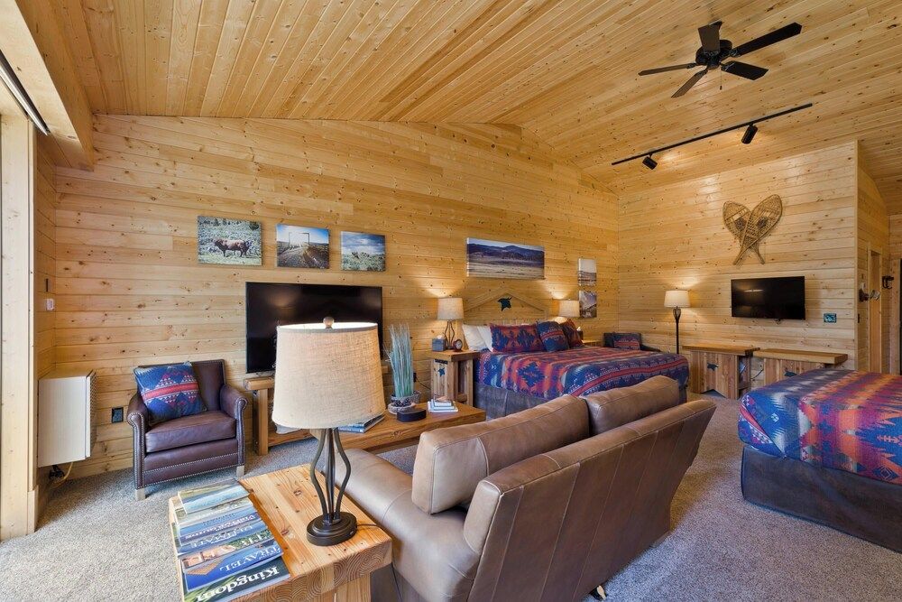 Suite, 1 King Bed (Rancher's)
