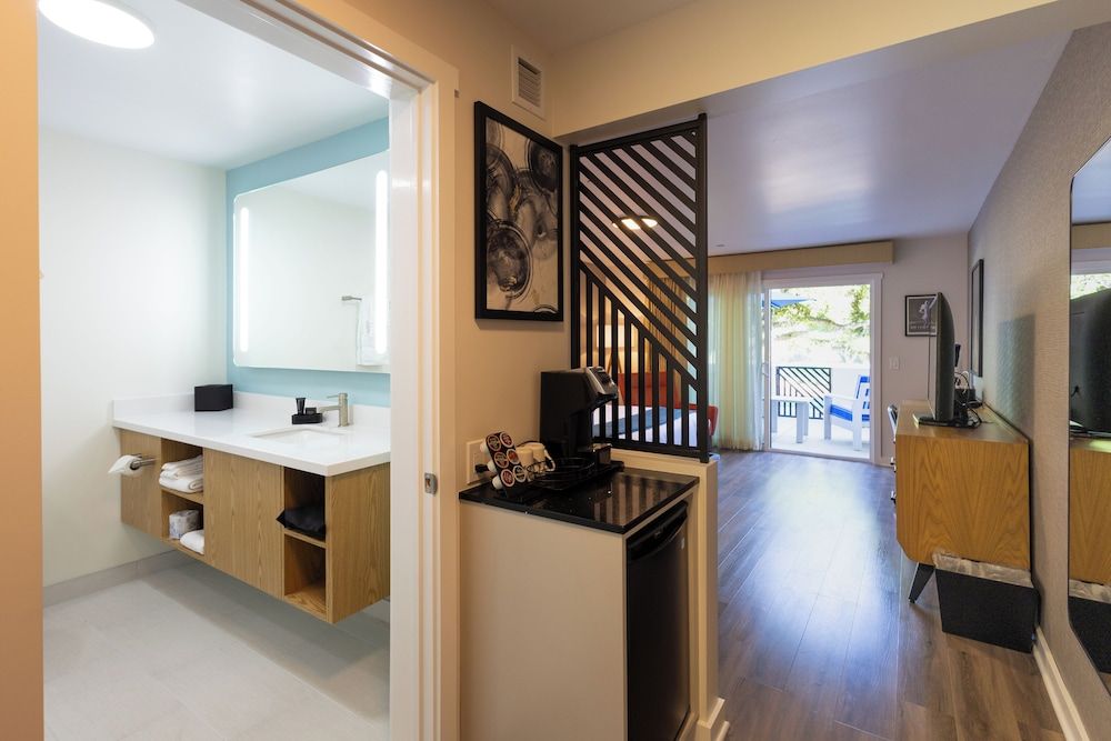 Village Inn Standard Queen Patio 15