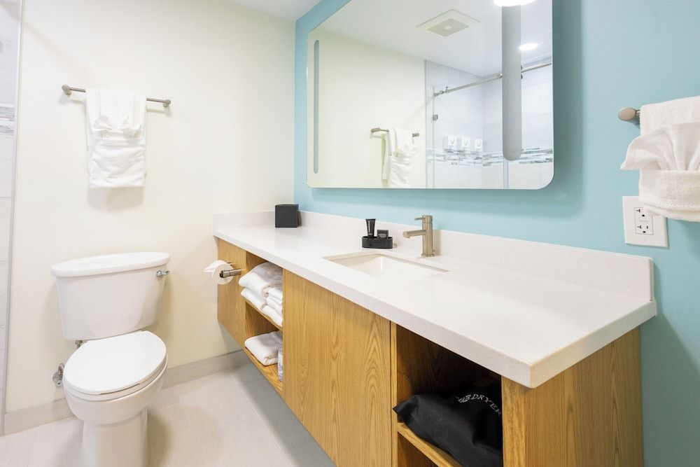 Village Inn Standard Queen Patio 11