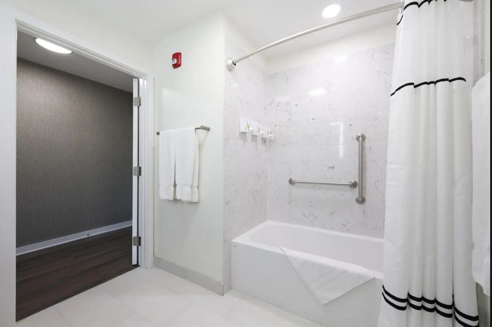 Village Inn Standard Queen 6