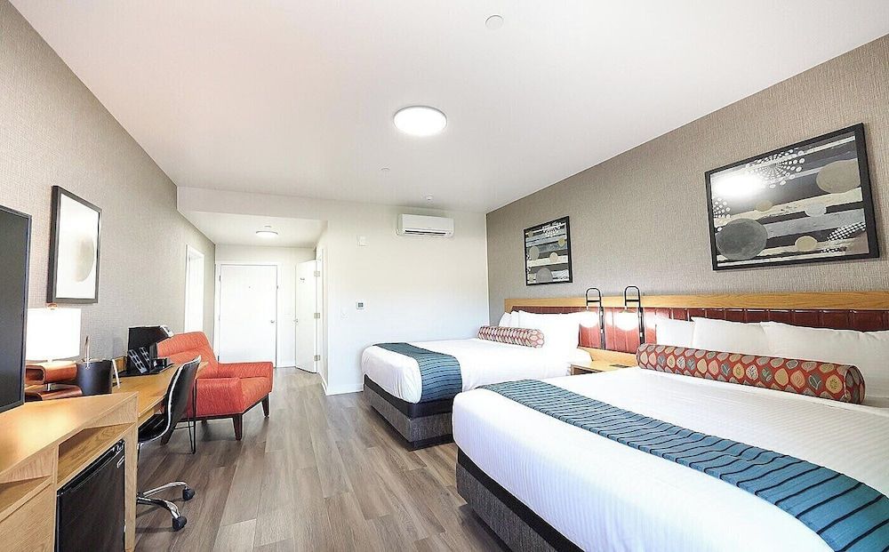 Village Inn Standard Queen Patio 2