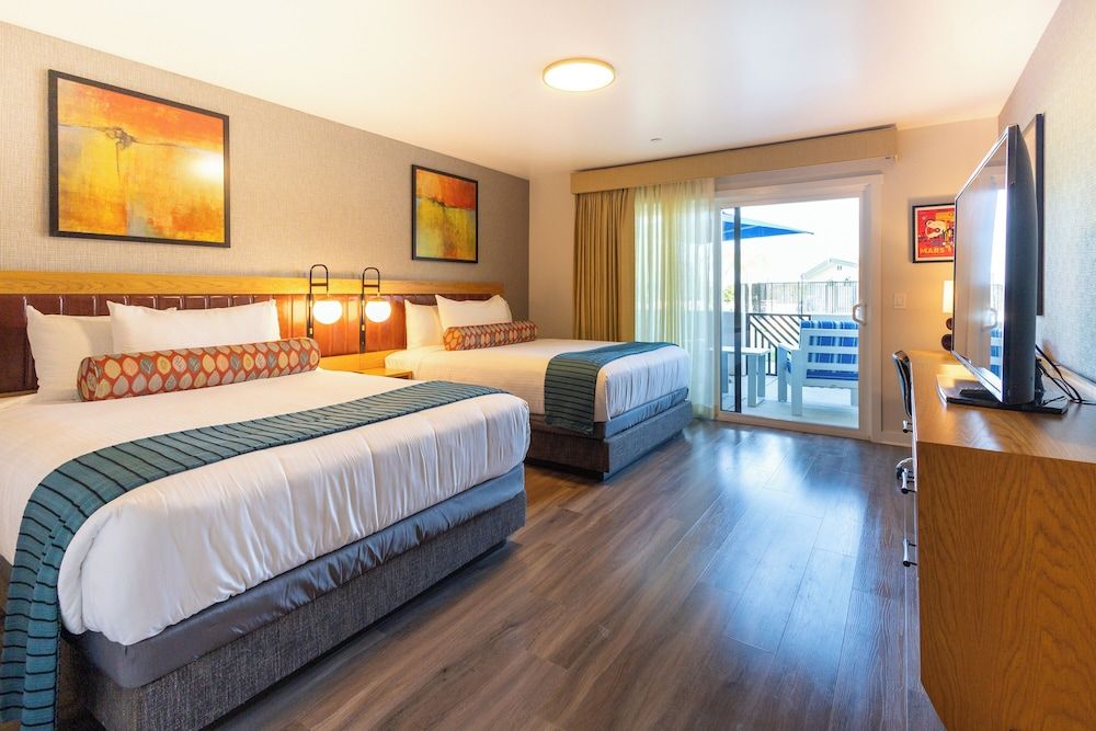 Village Inn Standard Queen Patio 7