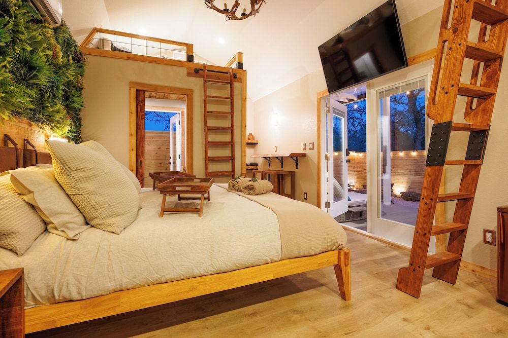 Secluded Luxury Couples cabin Sauna Pool Luxury Villa, Courtyard View 2