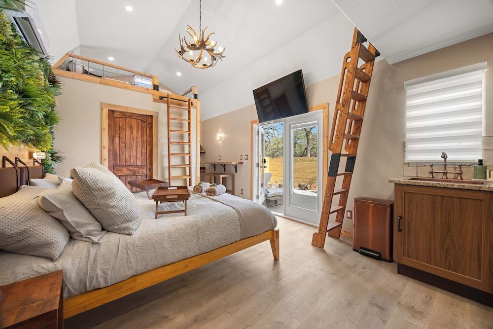 Secluded Luxury Couples cabin Sauna Pool Luxury Villa, Courtyard View 7