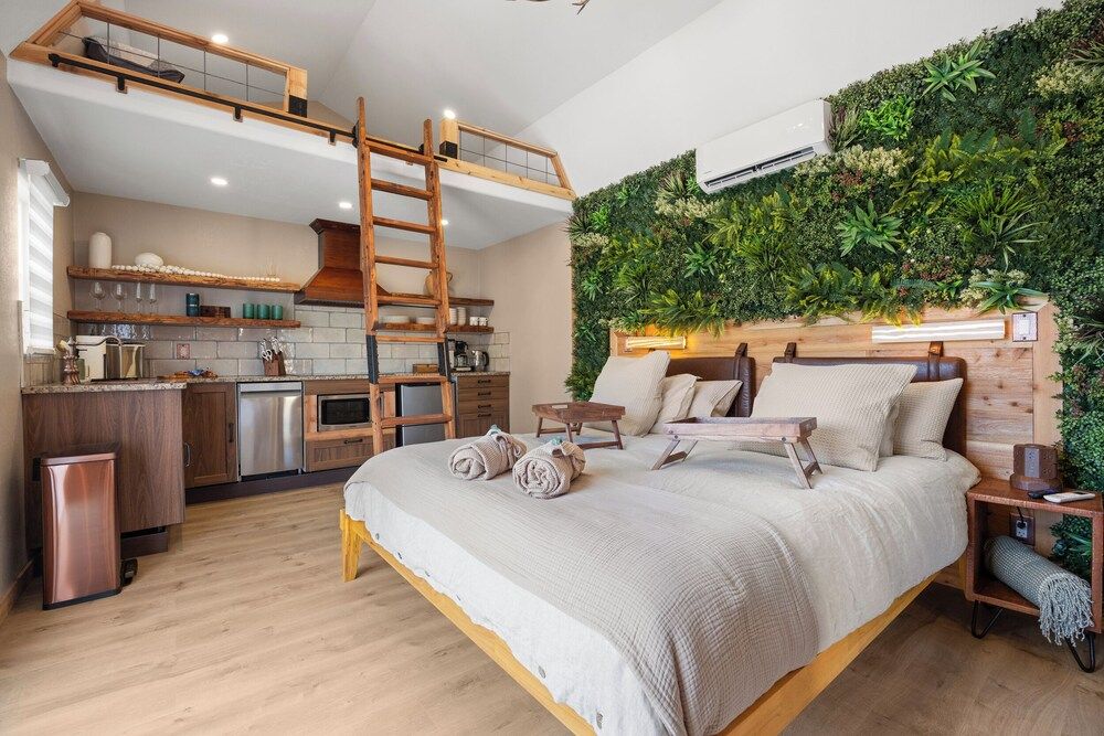 Secluded Luxury Couples cabin Sauna Pool Luxury Villa, Courtyard View 6