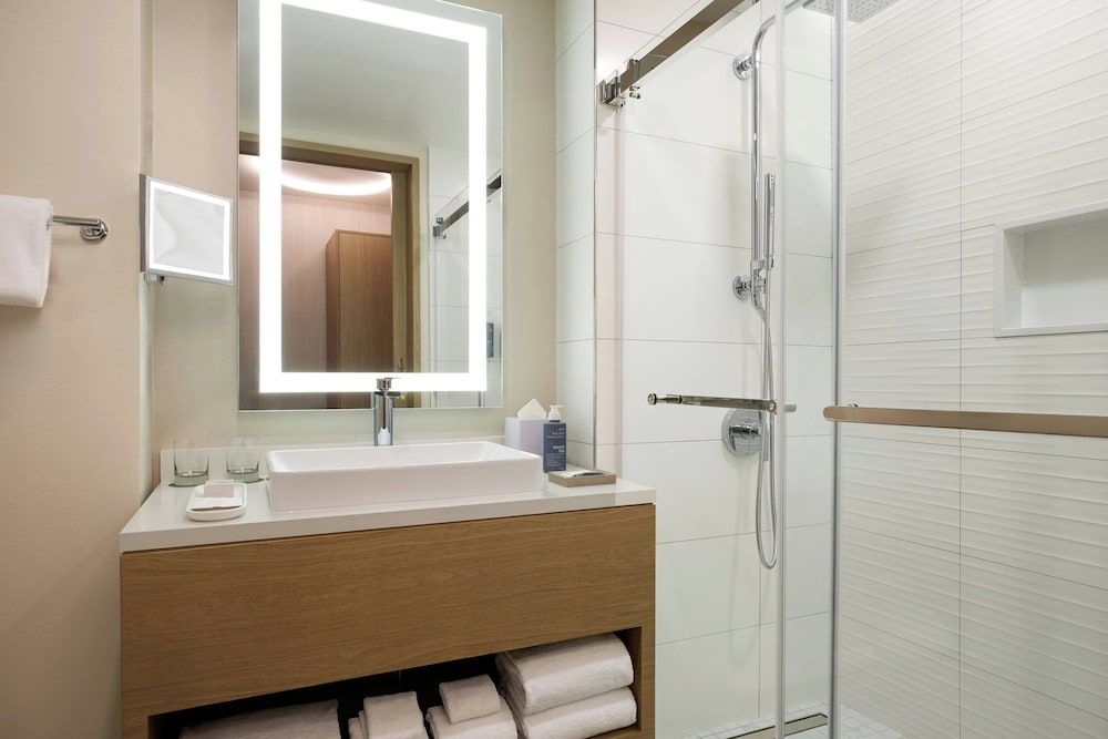 The Westin Flushing Laguardia Airport Room, 1 King Bed 4