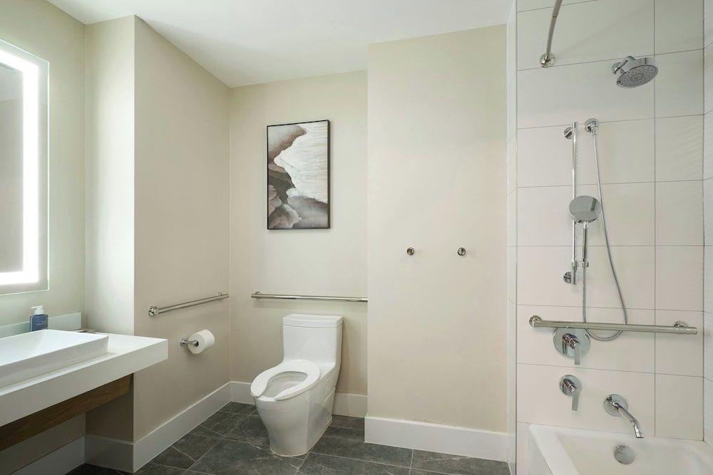 The Westin Flushing Laguardia Airport Room, 1 King Bed 5