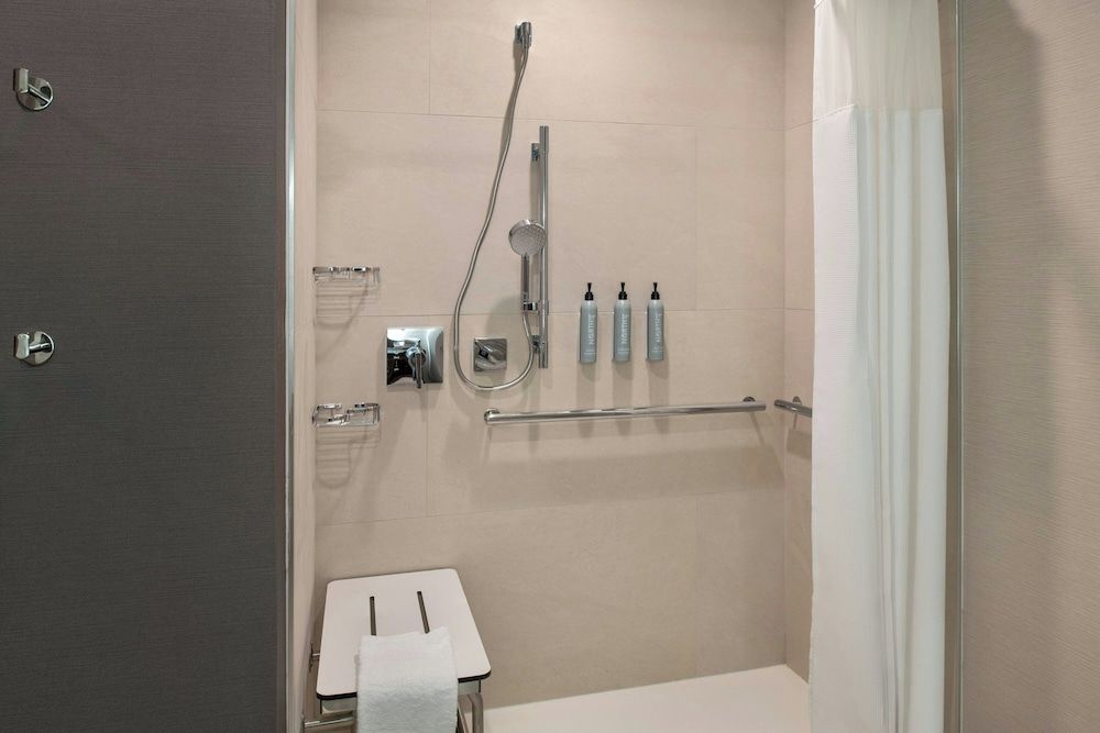 Courtyard By Marriott San Bernardino Loma Linda Room, 2 Queen Beds (Mobility/Hearing Access, Roll-in Shwr) 6