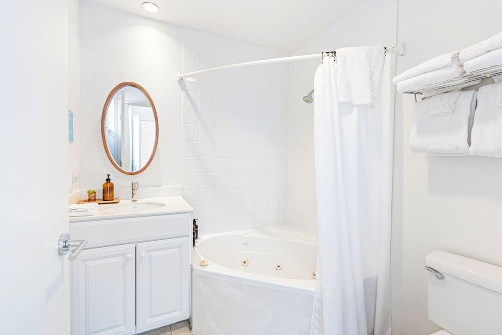 The Cayucan Bungalows by AvantStay Pet-Friendly Getaway Steps from Cayucos State Beach Studio, 1 King Bed 4