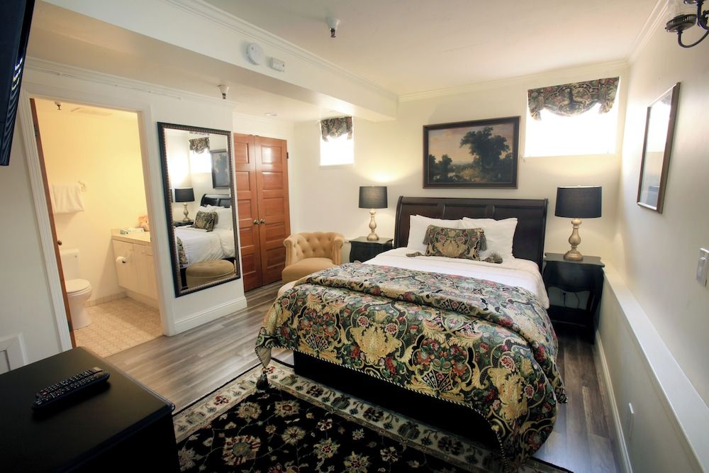 Family Suite, Multiple Beds (Basement with Window)