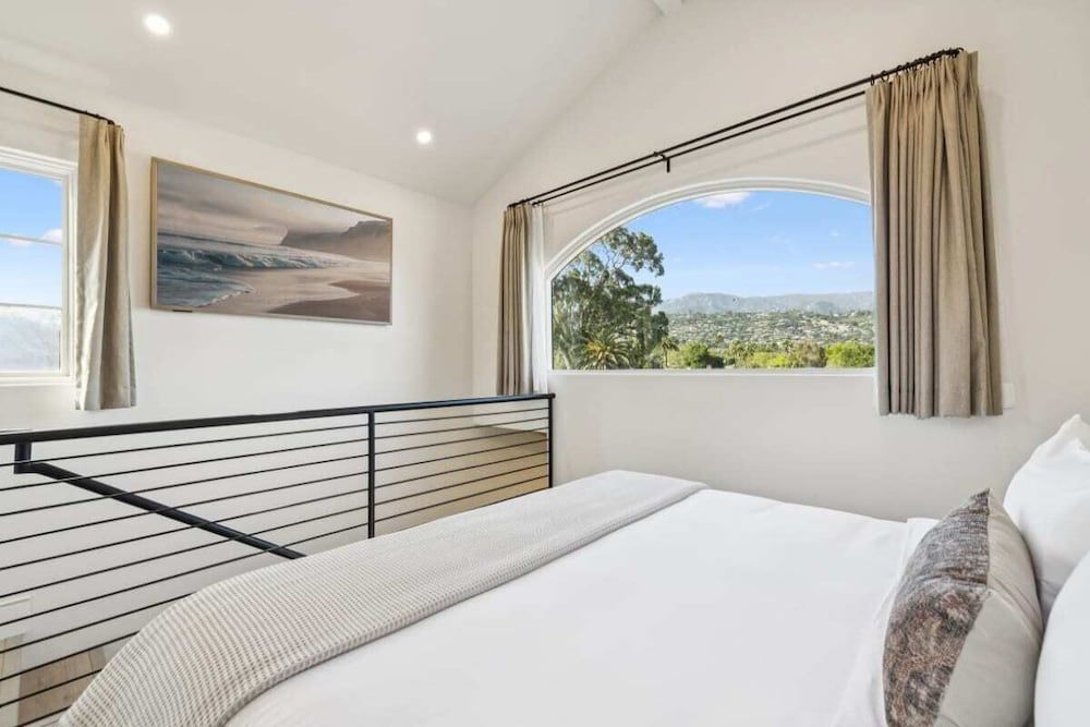 Executive Apartment, 1 King Bed with Sofa bed, Balcony, Mountain View