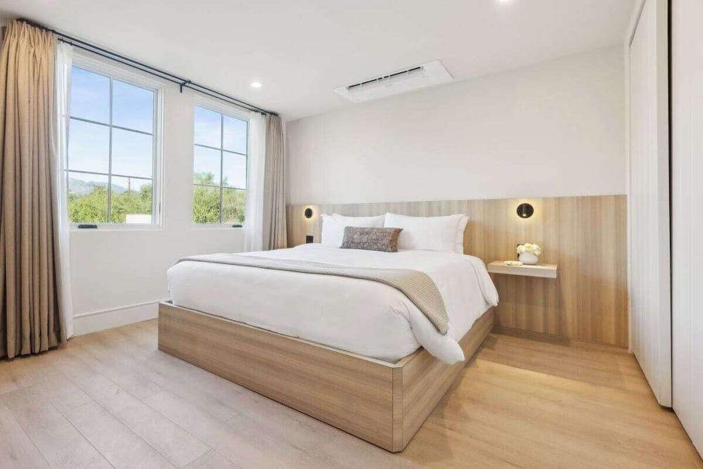 Deluxe Apartment, 1 King Bed with Sofa bed, Balcony, Mountain View