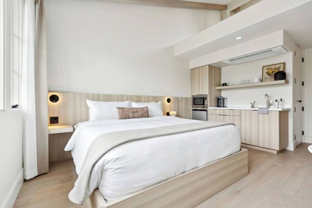 Casa Riviera Executive Studio, 1 King Bed, Kitchenette, Mountain View 7