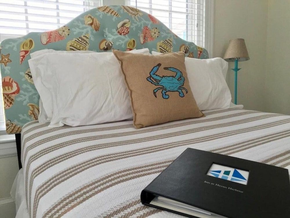 Comfort Room, 1 Queen Bed, Resort View