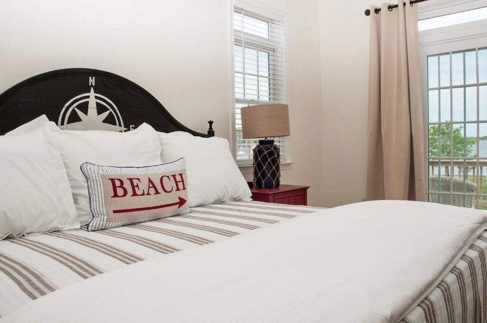 Comfort Room, 1 King Bed, Bay View