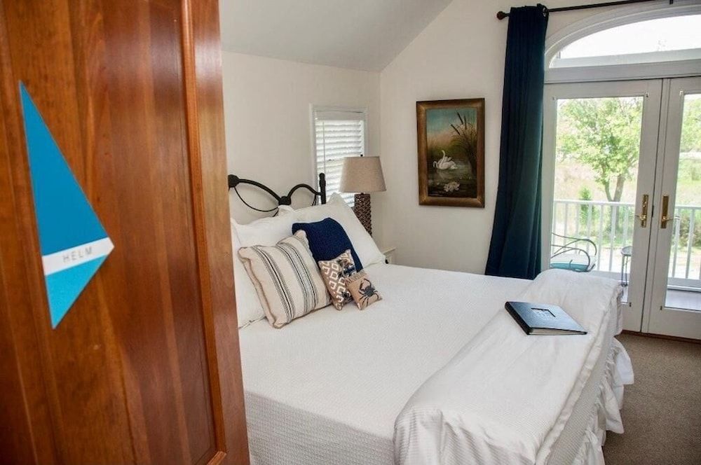 Comfort Room, 1 King Bed, Resort View