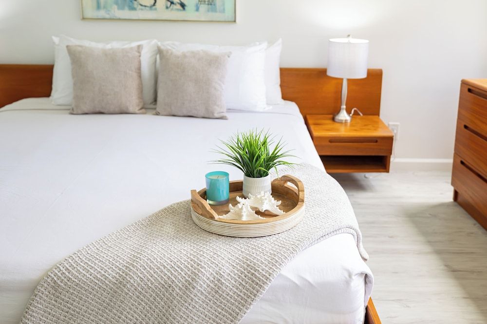 Waikiki Banyan Condo w/ King Bed & Parking, Near Beach Comfort Condo, 1 King Bed with Sofa bed, Balcony (0112) 7