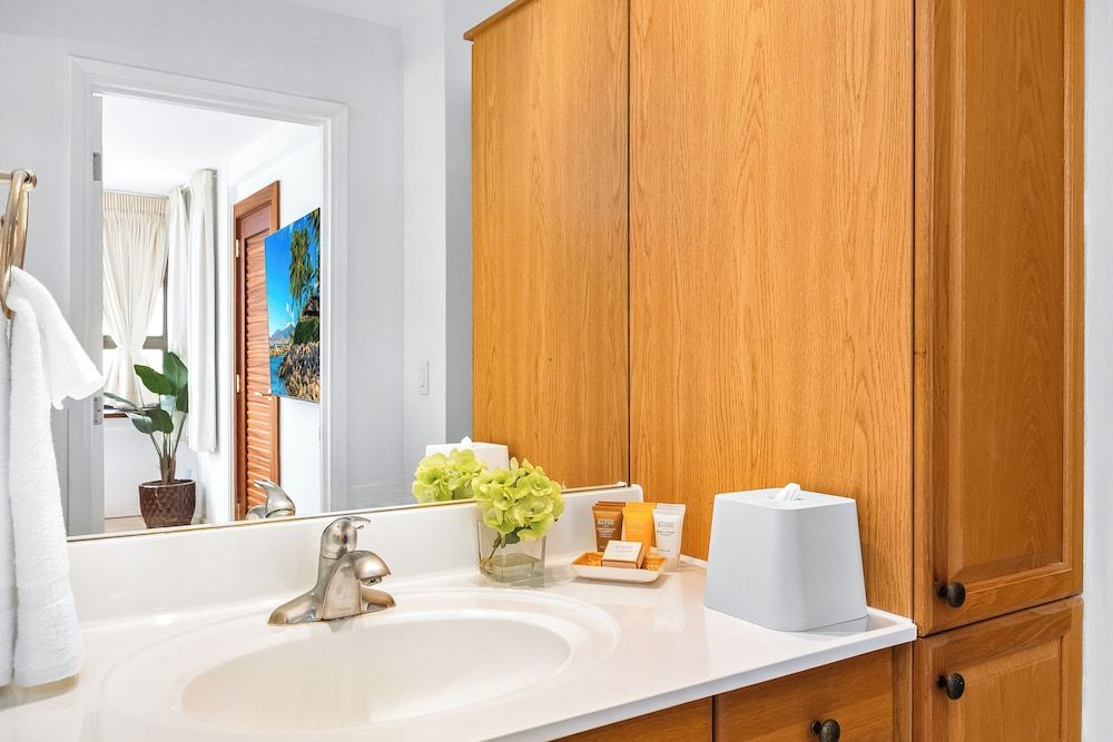 Waikiki Banyan Condo w/ King Bed & Parking, Near Beach Suite, 1 King Bed with Sofa bed, Mountain View (0171) 17