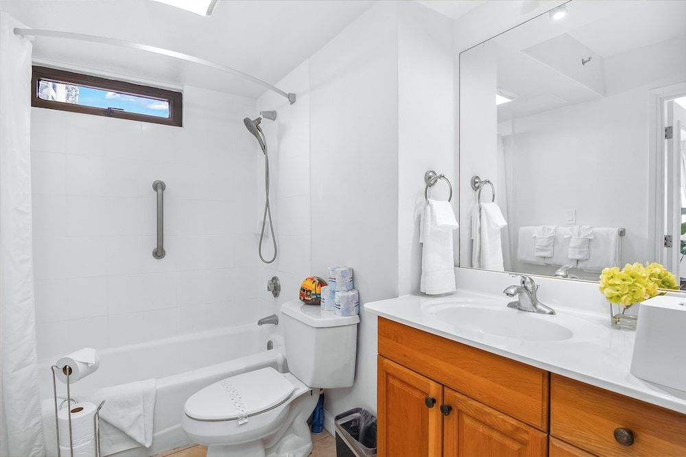 Waikiki Banyan Condo w/ King Bed & Parking, Near Beach Suite, 1 King Bed with Sofa bed, Mountain View (0171) 16
