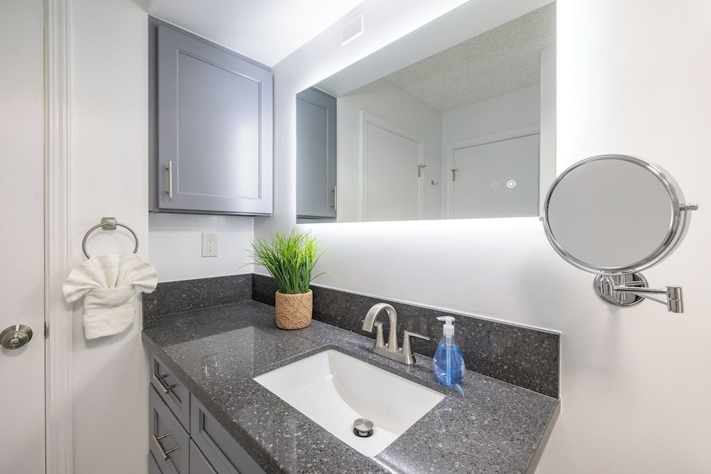 Waikiki Banyan Condo w/ King Bed & Parking, Near Beach Comfort Condo, 1 King Bed with Sofa bed, Balcony (0112) 10