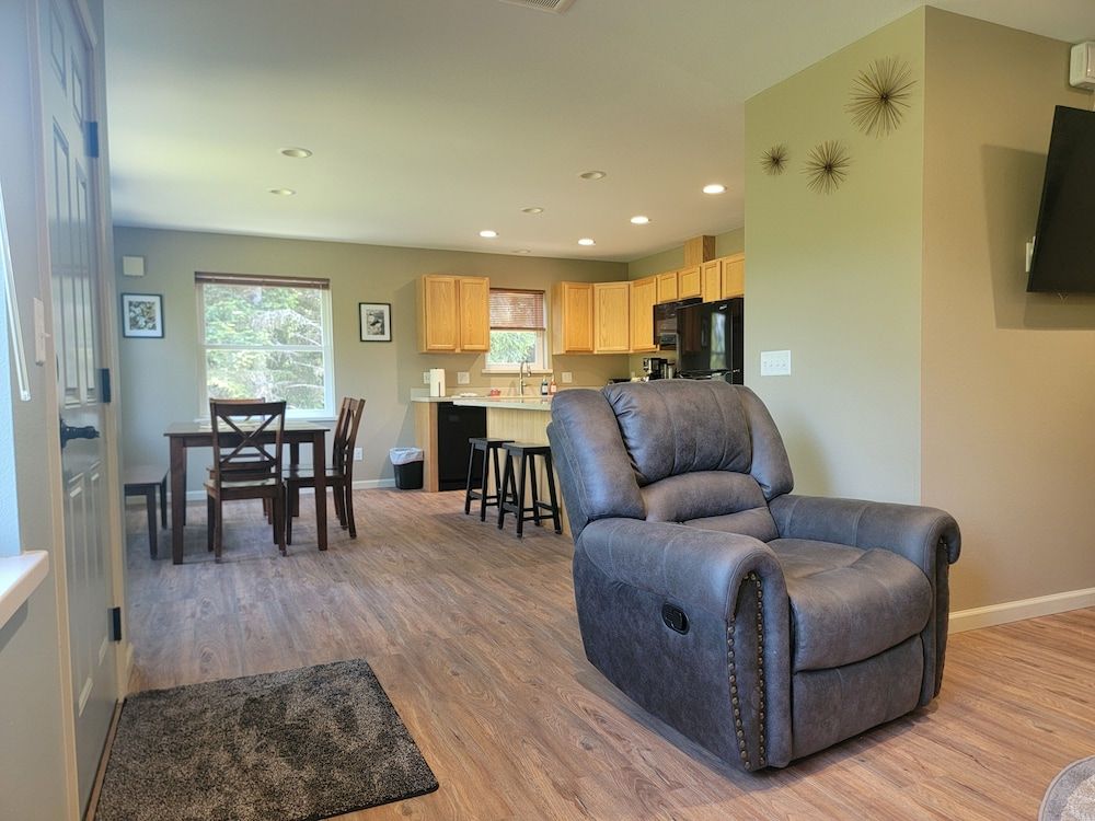 Sprucewood Dens Comfort Apartment, Balcony, Partial Lake View 3